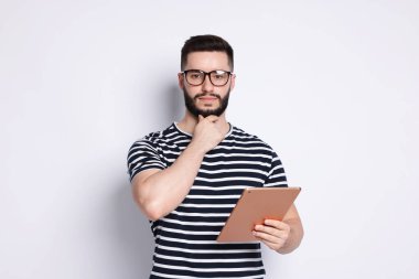 Yakışıklı adam beyaz zemin üzerine tablet kullanma