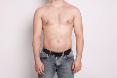 Hafif arka planda kilo verdikten sonra, yakın plan