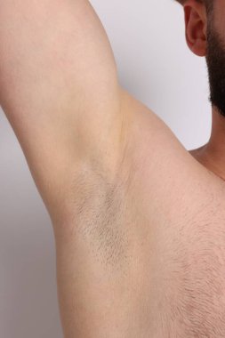 Hafif arka planda adam üstüne kıl çıkarma prosedürü, yakın plan.