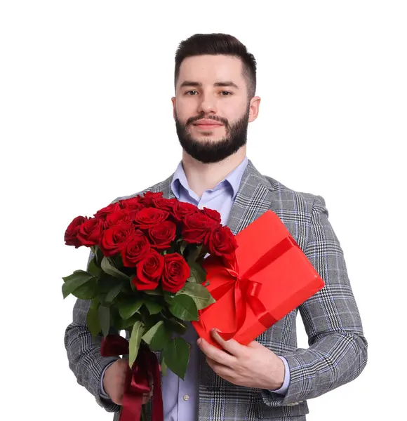 Kırmızı gül buketi ve beyaz arka planda hediye kutusu olan bir adam.