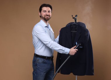 Kahverengi arka planda buharlı adam ceketi.