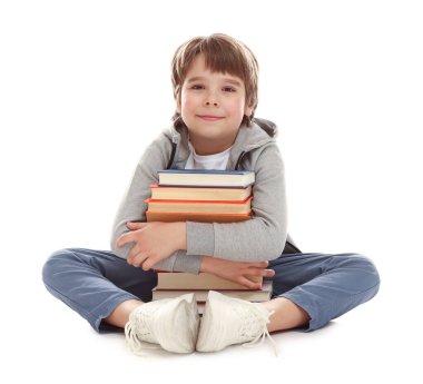 Beyaz arka plan hakkında çok farklı kitapları olan bir çocuk.