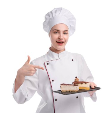 Üniformalı mutlu pastacı elinde beyaz arka planda lezzetli peynirli kek parçaları tutuyor.