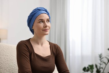 İçerideki koltukta türbanlı genç bir kadın. Metin için boşluk