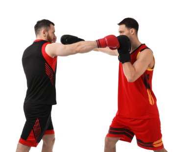 Boks eldivenli adamlar beyaz arka planda dövüşüyor