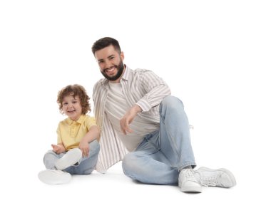 Mutlu baba ve oğlu beyaz arka planda