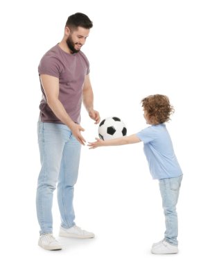 Mutlu baba ve oğlu beyaz arka planda futbol oynuyorlar.