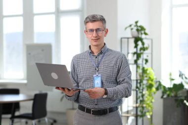 Bilgisayarlı mühendis portresi