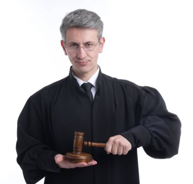 Beyaz arkaplanda çekiç ve ses engeli olan yargıç