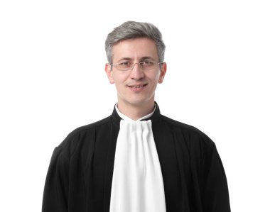 Beyaz arka planda mahkeme elbisesi içinde gülümseyen yargıç