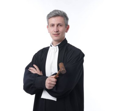 Beyaz arka planda mahkeme elbisesi giymiş çekiçli yargıç