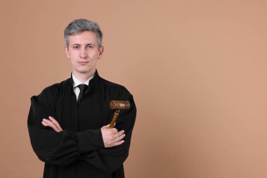 Bej arkaplanlı çekiçli yargıç. Metin için boşluk