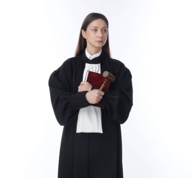 Beyaz arkaplan üzerine kitap ve çekiçle yargıç