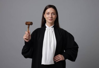 Hakim portresi gri arka planda tokmak ile