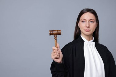 Gri arkaplanda tokmak, metin için boşluk