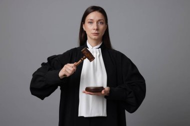 Gri arkaplanda tokmak ve ses engeli olan yargıç