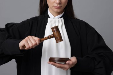 Gri arkaplanda tokmak ve ses engeli olan hakim, yakın plan