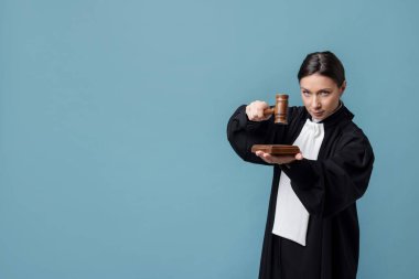 Açık mavi arkaplanda çekiç ve ses bloğu ile yargıla, metin için boşluk