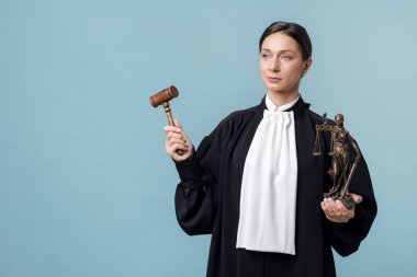 Açık mavi arkaplanda Adalet Anıtı 'nın çekiciyle ve figürüyle yargıla.