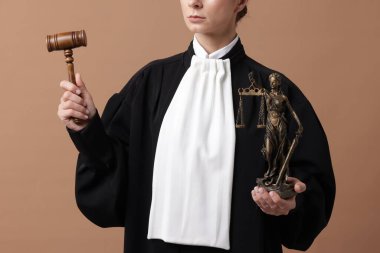 Açık kahverengi arka planda Adalet Anıtı 'nın çekici ve figürüyle, yakın plan.