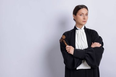 Işık arkaplan üzerinde tokmak ile yargılama, metin için boşluk