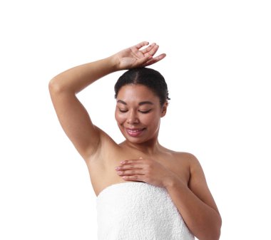 Beyaz arka planda epilasyon işleminden sonra kılsız koltuk altını gösteren kadın