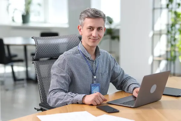 Ofiste dizüstü bilgisayarla çalışan mühendisin portresi