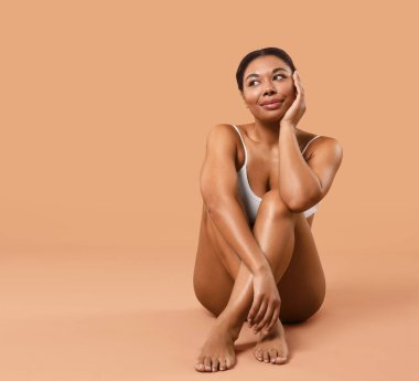 Bej arkaplan üzerindeki epilasyon işleminden sonra pürüzsüz ciltli kadın, metin için boşluk