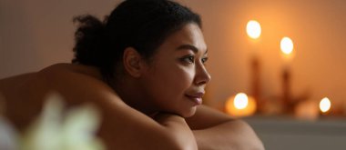 Güzel bir kadın masaj salonundaki masaj koltuğunda dinleniyor, mesaj atmak için yer var.