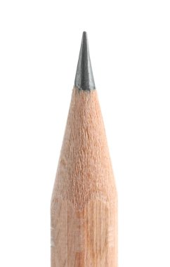 Beyaza izole edilmiş keskin bir grafit kalem.