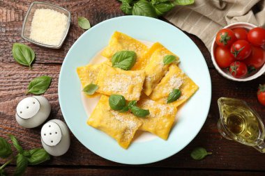 Tahta masada servis edilen peynirli ve fesleğenli lezzetli ravioli.