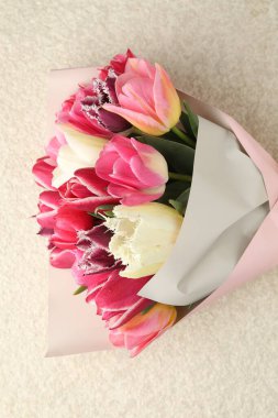 Beyaz desenli masa üzerinde güzel laleler, üst manzara.