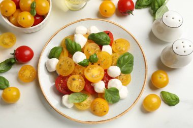 Taze salata, sarı domatesler, fesleğen ve mozzarella peyniri beyaz mermer masa, düz yatıyordu.