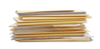 Beyaz üzerine izole edilmiş kağıtlar içeren dosya dizinleri yığını