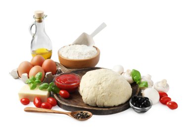 Pizza yapıyorum. Farklı malzemeler beyaza izole edilmiş.