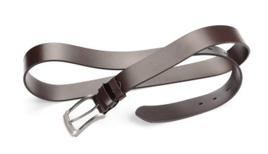 Bir kahverengi deri kemer beyaza izole edilmiş.