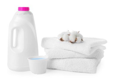 Bir şişe yumuşatıcı, pamuk çiçekleri ve beyaz üzerine izole edilmiş temiz havlular.
