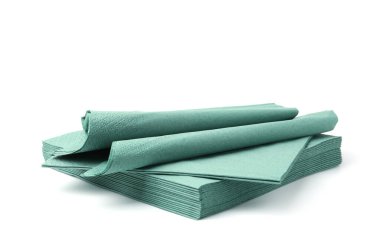 Birçok yeşil kağıt mendil beyaza izole edilmiş.