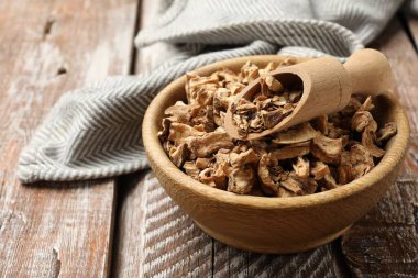 Kuru hindiba kökleri kasede ve ahşap masada kepçe, yakın plan.