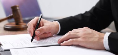 Yargıç masadaki belgeyi imzalıyor, kapatıyoruz. Pankart tasarımı