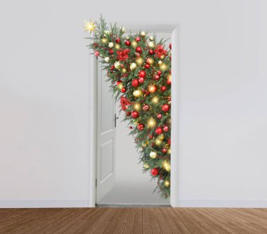 Kapıdan dışarı bakan güzel süslü Noel ağacı. Tatile geliyorum.