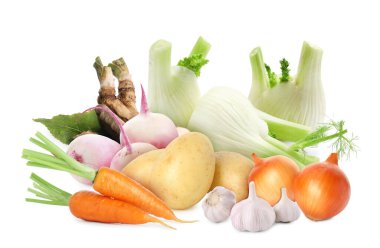 Beyaza izole edilmiş farklı kök sebzeleri. Soğan, sarımsak ve rezene soğanı, havuç, şalgam, patates, yaban turpu kökü.
