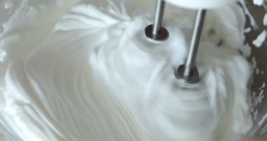 Kaymaklı çırpma kremi kasede, yakın plan.