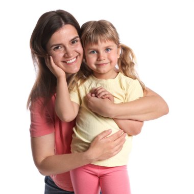 Mutlu anne ve kızı beyaz arka plan üzerinde portresi