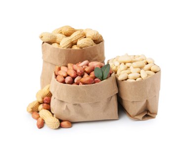 Beyaz poşetlerdeki farklı fıstıklar.