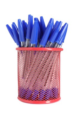 Birçok kalem beyaz üzerine izole edilmiş.