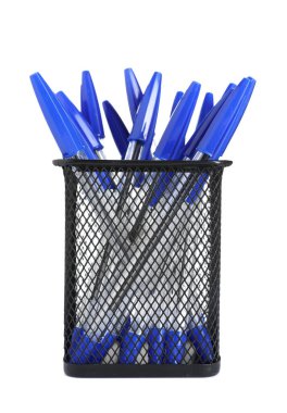 Birçok kalem beyaz üzerine izole edilmiş.