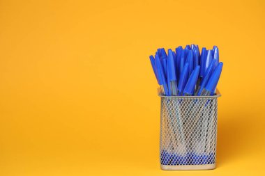 Turuncu arkaplanda çok kalem, metin için boşluk