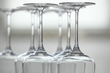 Bulanık arkaplanda boş bardaklar, yakın plan