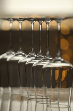 Ayna yüzeyindeki boş bardakları arka plandaki bulanıklığa karşı ters çevirdim. Yakın plan. Bokeh etkisi